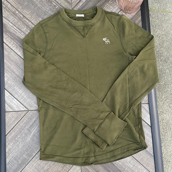 Almost new olive green long-sleeve A&F tee - Picture 2 of 4